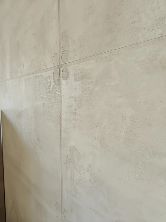 Beton dekoracyjny KING – efekt PASÓW z FUGĄ + taśma | zestaw do 17 m²