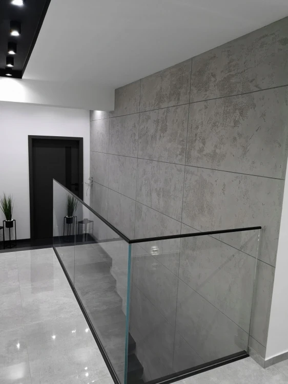 Beton dekoracyjny KING – efekt PASÓW z FUGĄ + taśma | zestaw do 17 m²