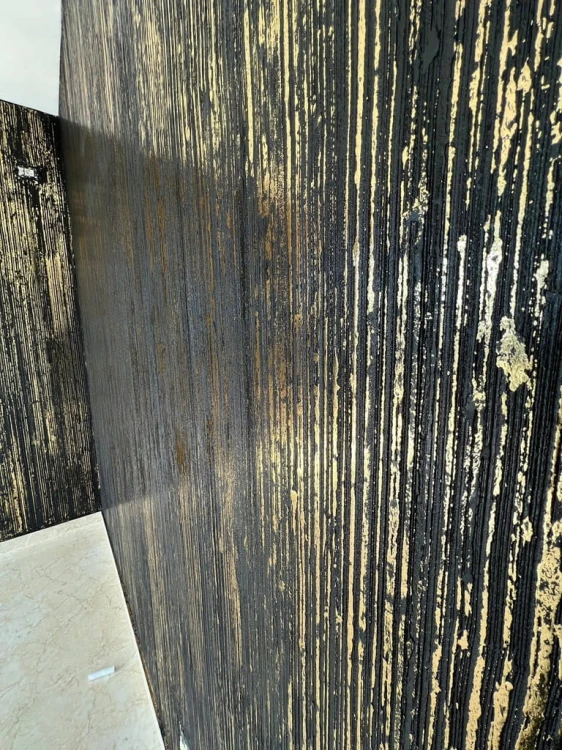 Folia dekoracyjna złota metaliczna na ścianę 10 m² + klej do folii 1L – zestaw do złocenia ściany PASY