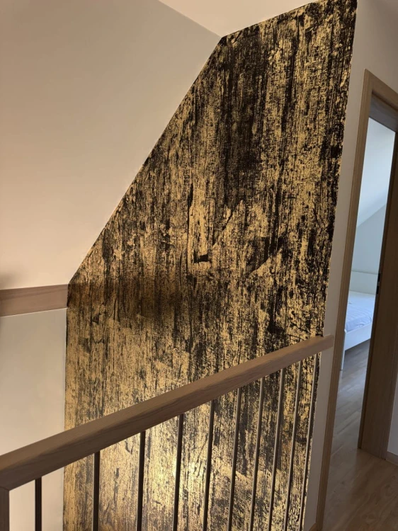 Folia dekoracyjna złota metaliczna na ścianę 10 m² + klej do folii 1L – zestaw do złocenia ściany PASY